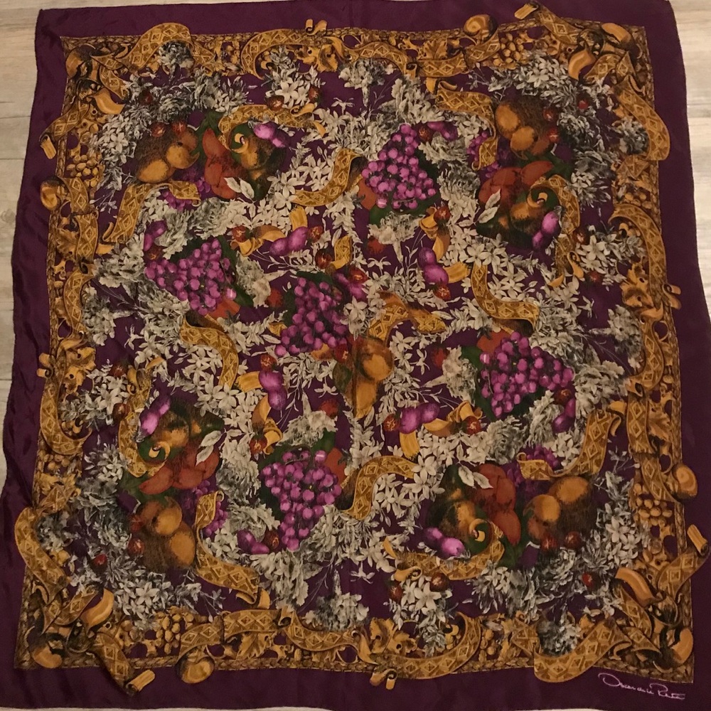 Oscar de la Renta Beautiful multicolored scarf.